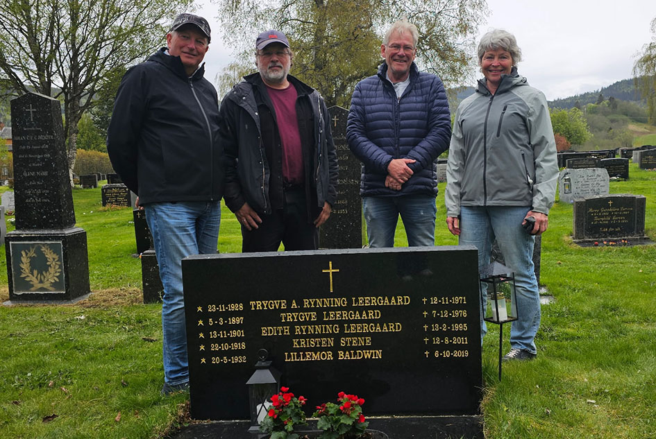 Fire av barnebarna ved graven på kirkegården ved Orkdal kirke på Fannrem